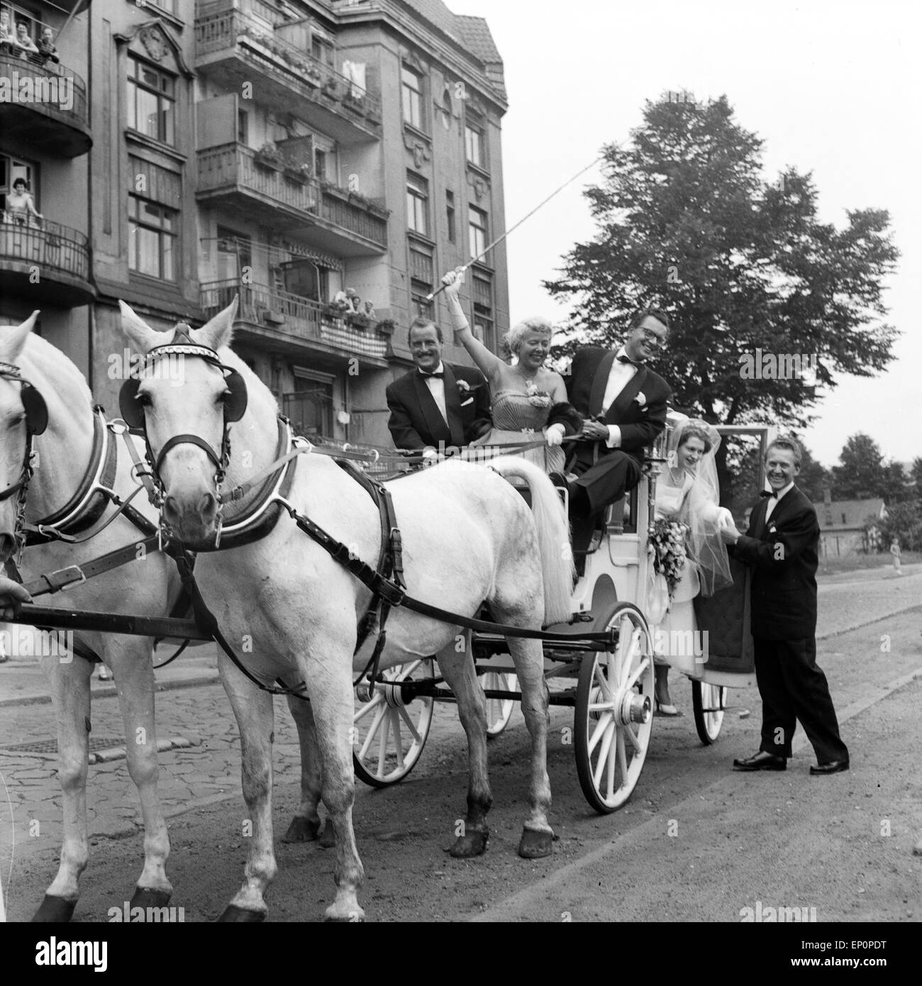Friedel Hensch und die Cyprys auf einer Hochzeitskutsche ad Amburgo nel 1955. Il tedesco Schlager gruppo Friedel Hensch und die Cyprys pe Foto Stock
