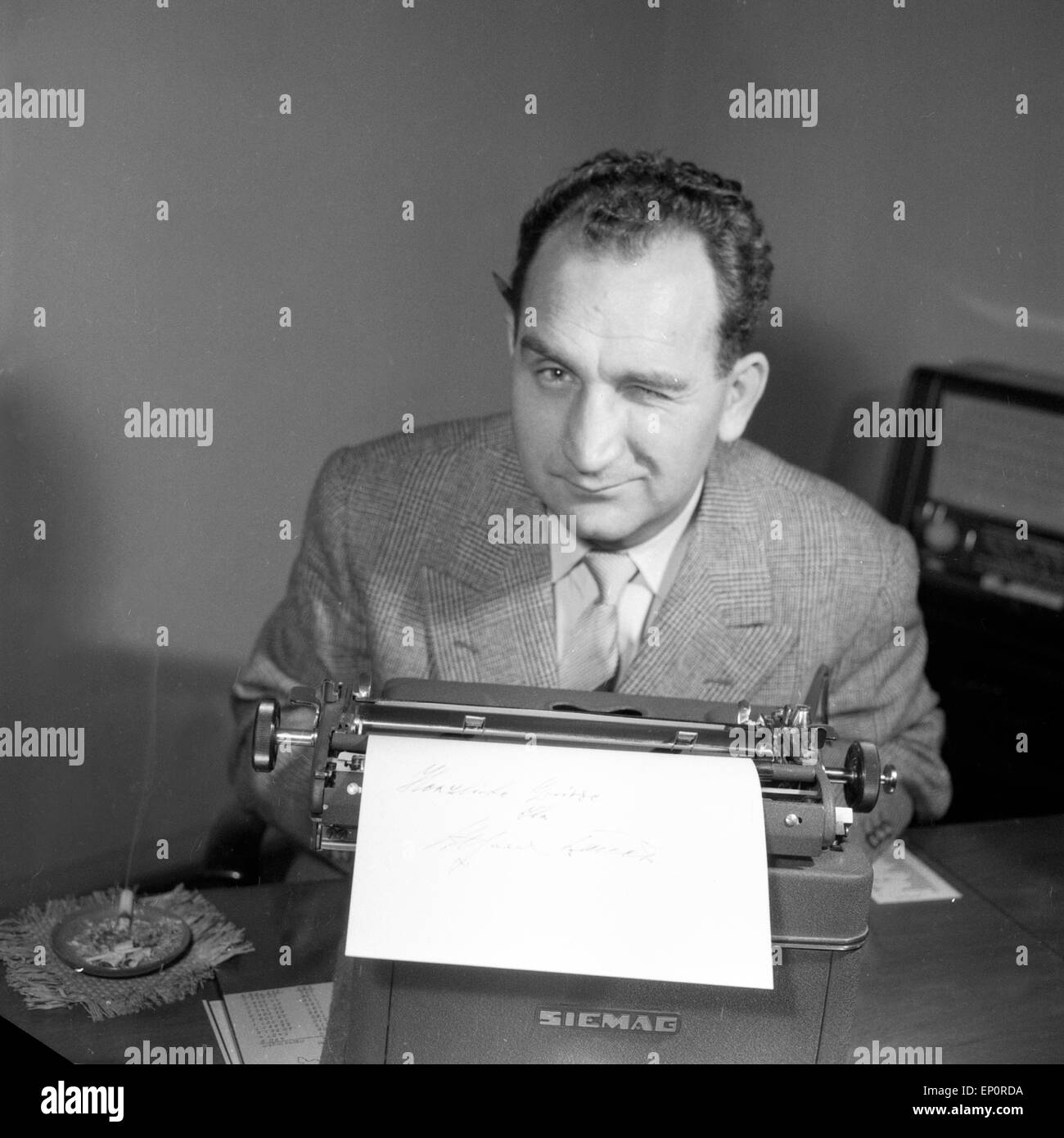 Deutscher Komponist und Zitherspieler Alfons Bauer un circuizione Schreibmaschine, Amburgo 1955. Compositore tedesco e lettore zither Foto Stock