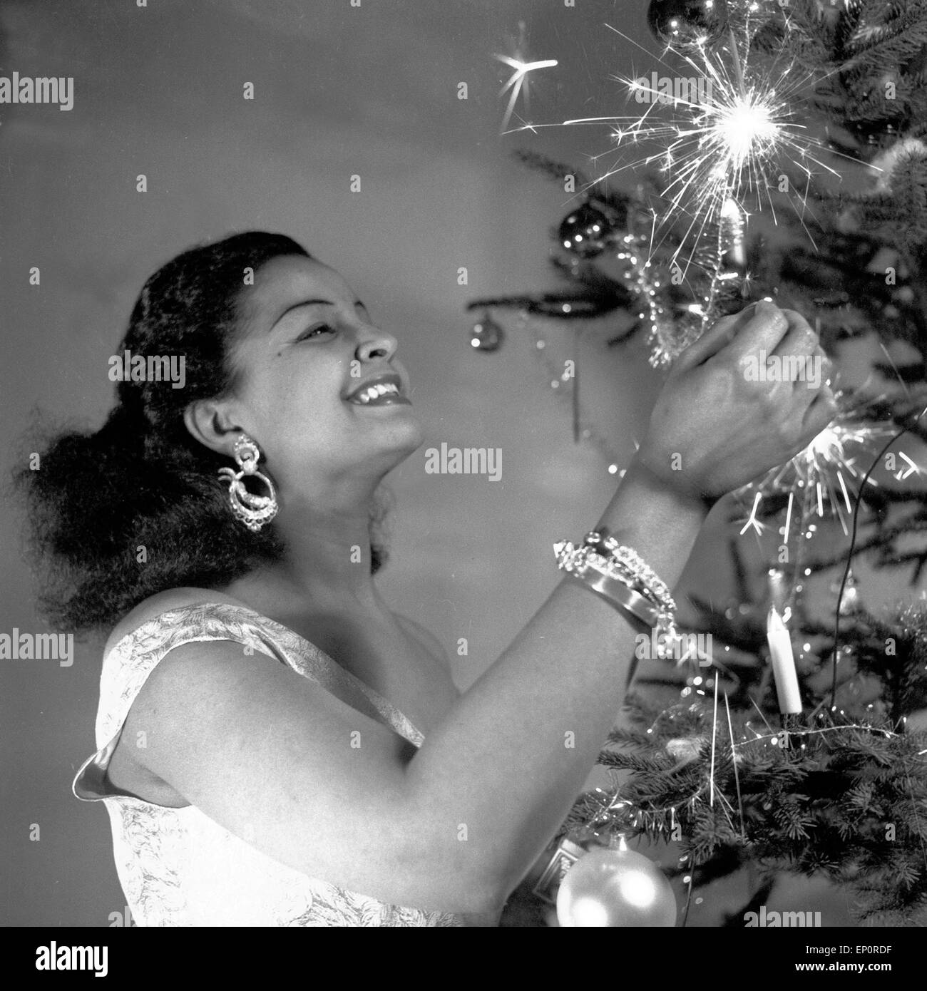 Blues Karibische-, Pop- und Schlagersängerin Mona Baptiste erfreut sich am Weihnachtsbaum, Amburgo 1955, cantante dei Caraibi un Foto Stock