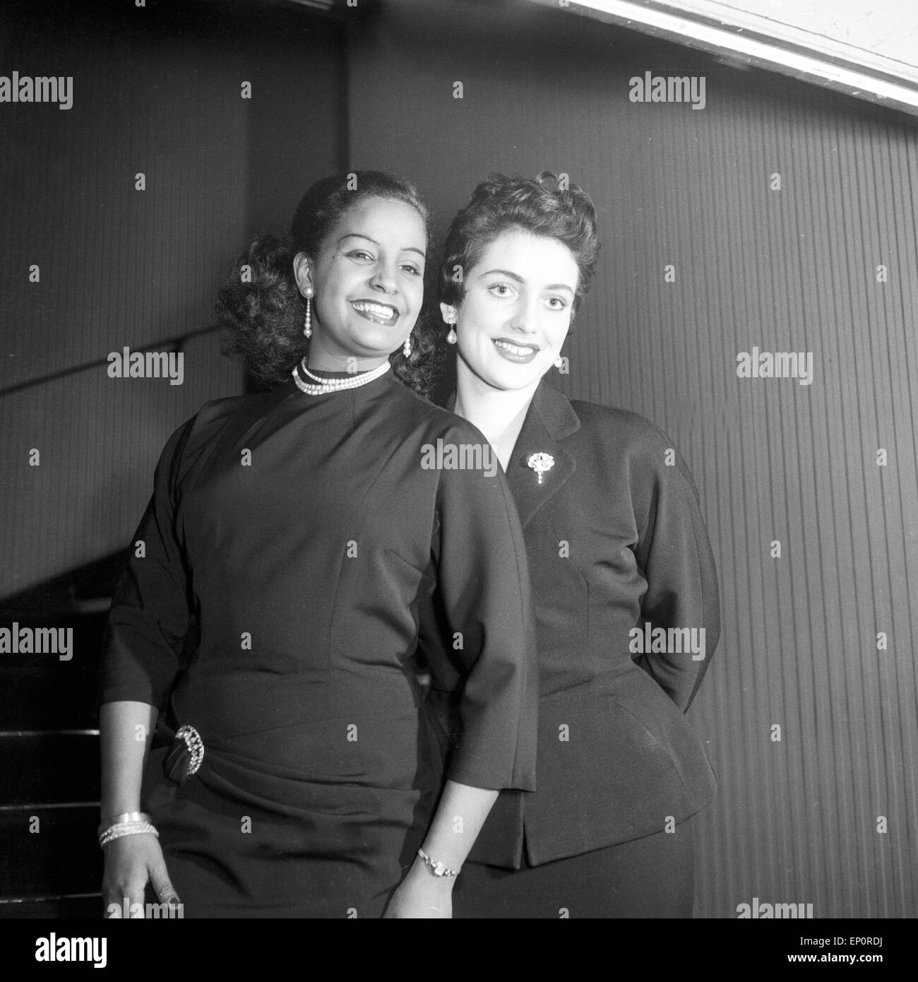 Blues Karibische-, Pop- und Schlagersängerin Mona Baptiste mit einer Freundin im GOP in Hannover herzlich begrüßt, Hannover Foto Stock