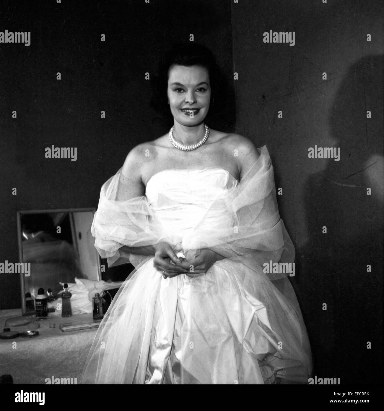 Deutsche Sängerin und Schauspielerin Margot Hielscher in Abendgarderobe, Amburgo 1956. Il tedesco cantante e attrice Margot Hiel Foto Stock