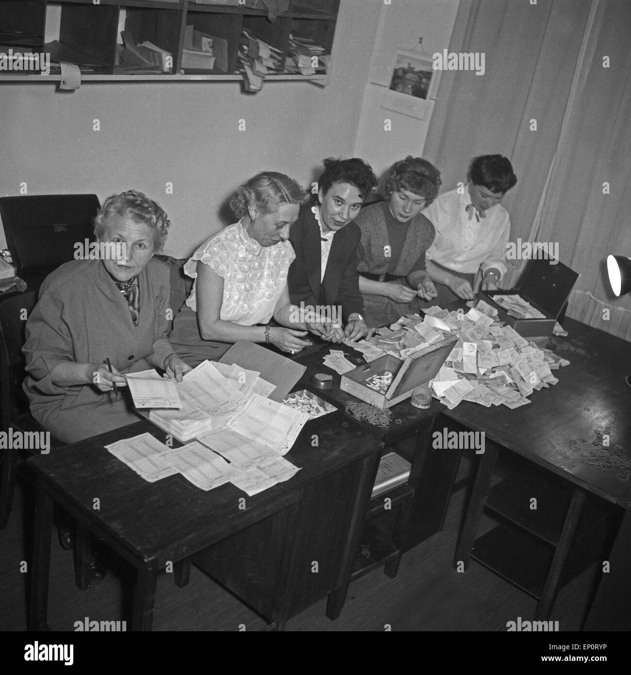 Die notarielle Aufsicht bei der Fernsehlottierie liegt bei Frau Dr. Pönitz, Amburgo 1956. Presenze notarili per la TV tedesca Foto Stock