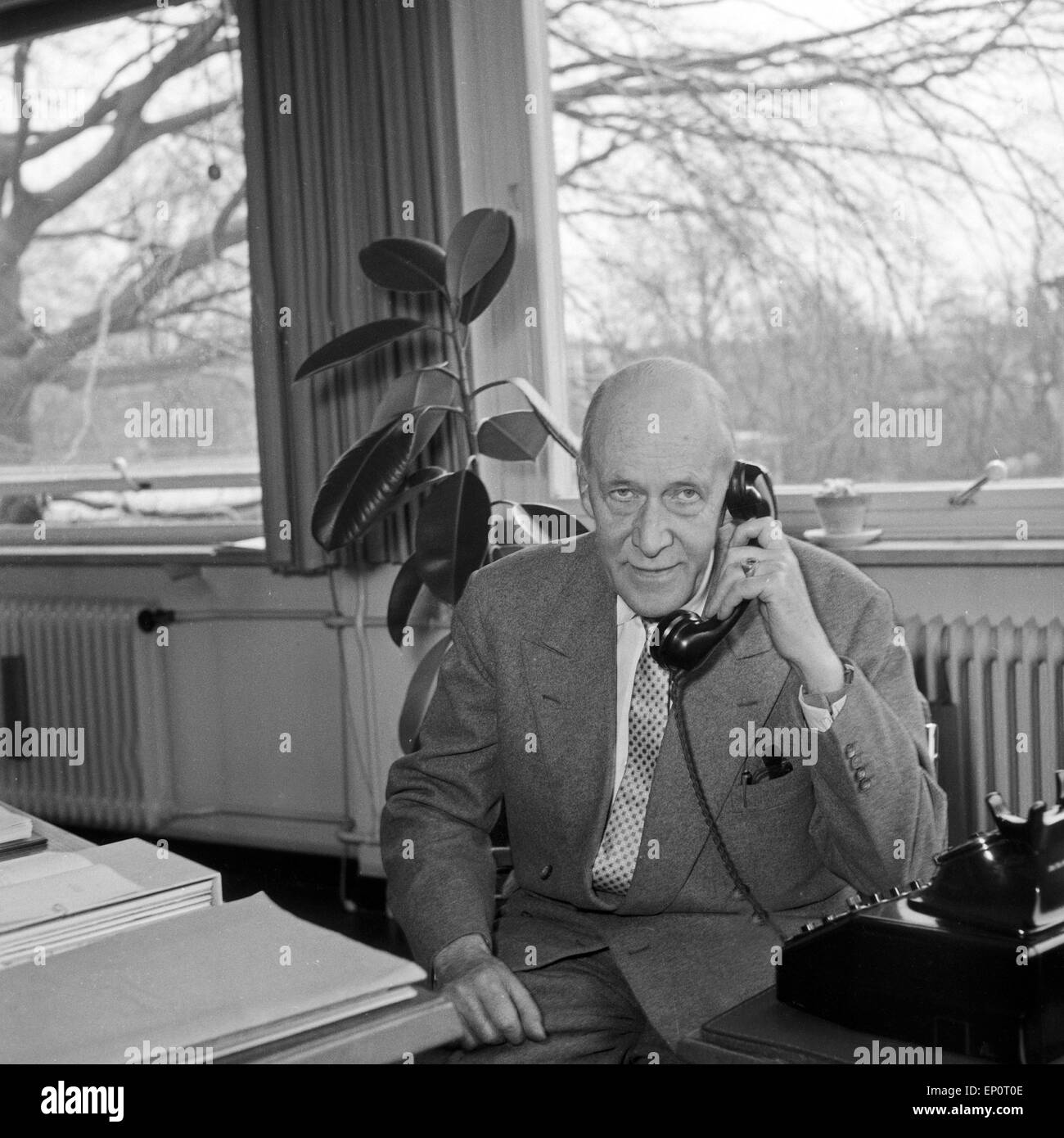 Der Schriftsteller, Erzähler und Drehbuchautor dott. Walther von Hollander in seinem Büro, Amburgo 1956. Autore tedesco, narratore un Foto Stock