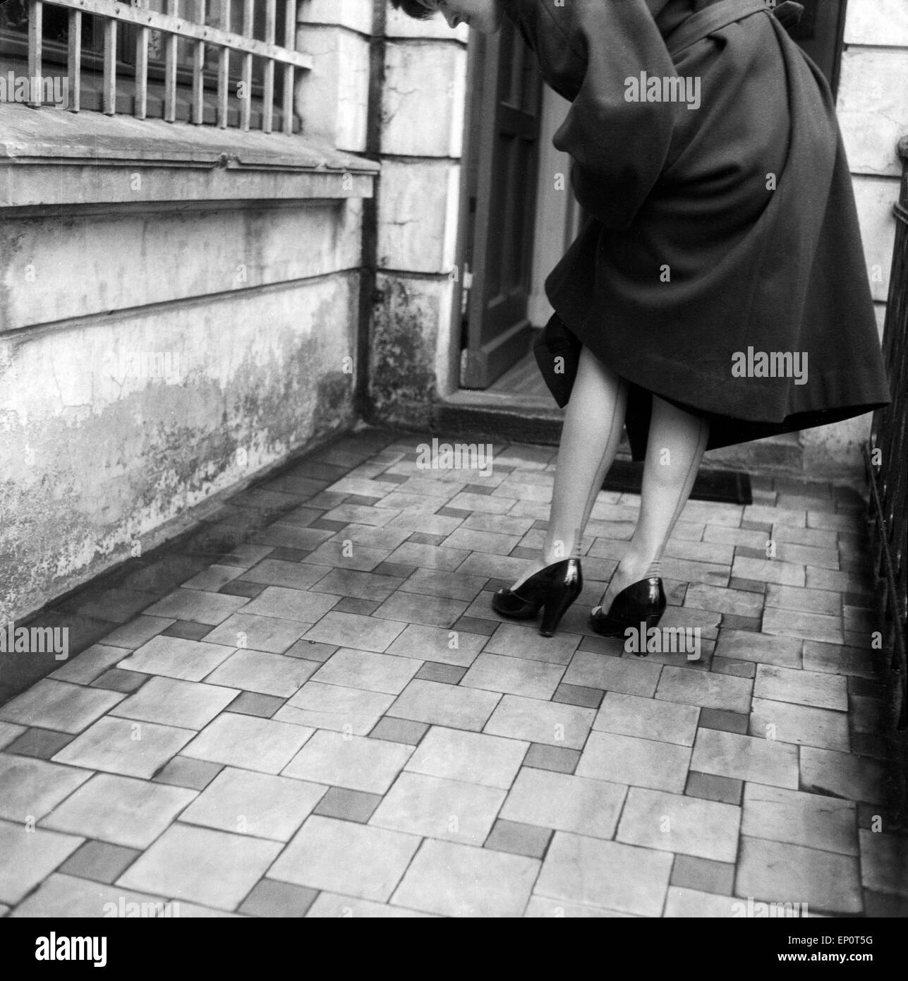 Feine Naht auf der Rückseite einer Damenstrumpfhose, Amburgo 1956. Bella fessura nella parte posteriore di una signora di calze, Amburgo 1956. Foto Stock