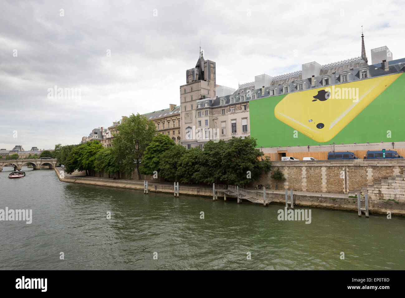 Un Apple iPhone billboard e costruzione di copertura dello schermo la ricostruzione su il Palais de Justice di Parigi, Francia. Foto Stock