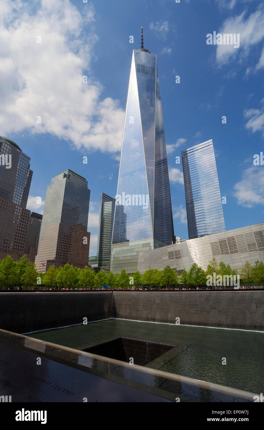 9/11 Memorial libertà torre presso il World Trade Center e il Memorial Plaza come visto da sud in piscina a New York City Foto Stock