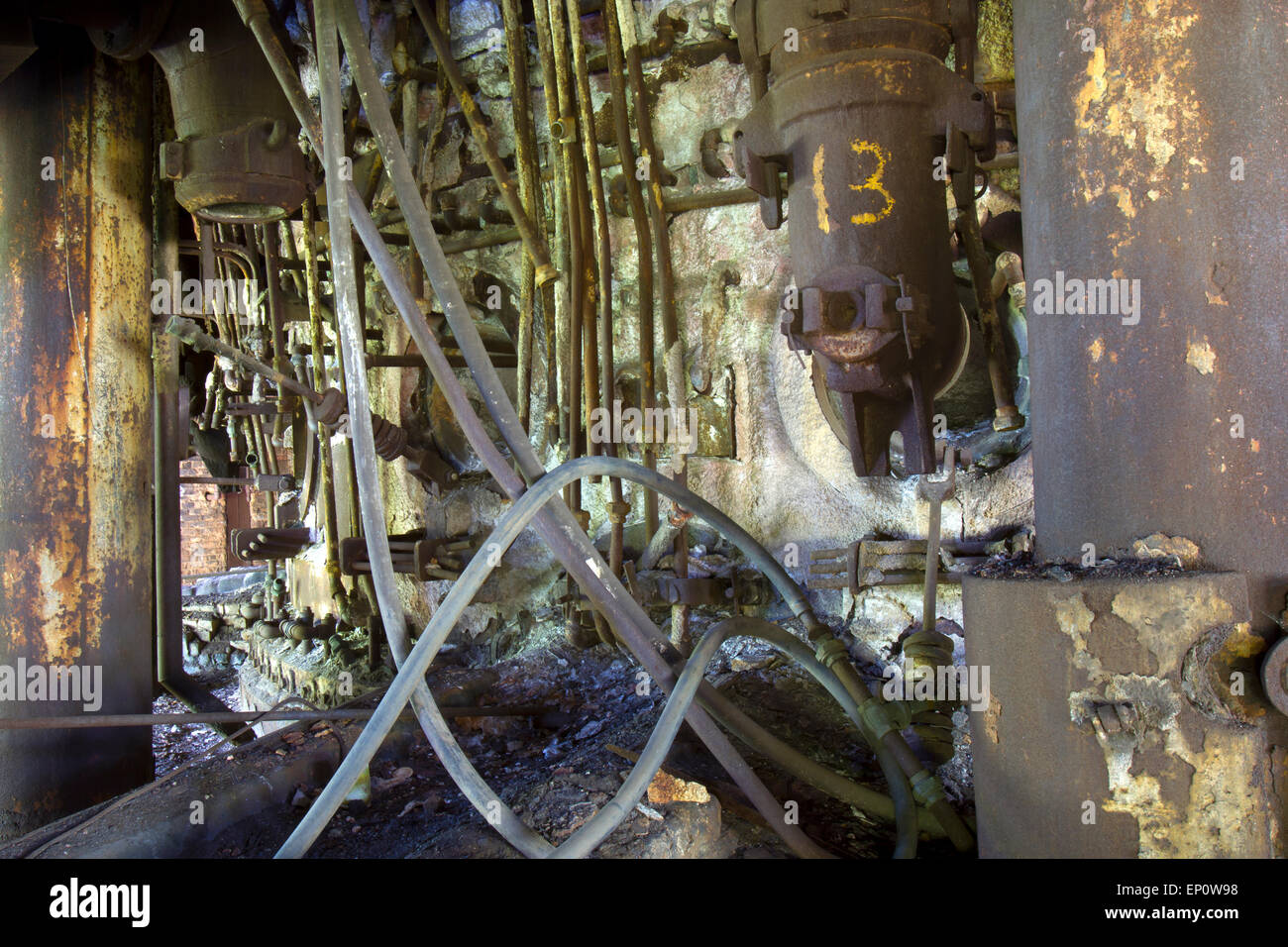 Arrugginimento attrezzature abbandonate in acciaieria. Foto Stock