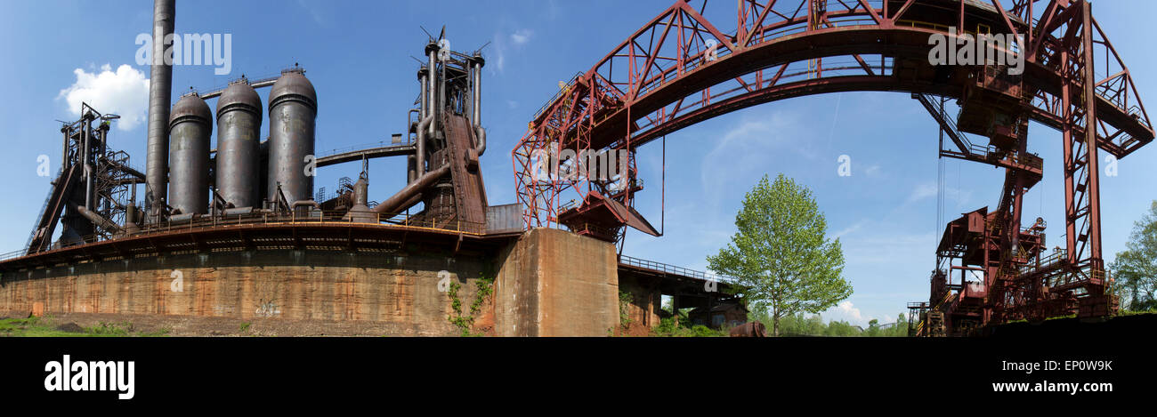 Processo di produzione di acciaio facente visto dal complesso di fabbrica dalla consegna di carbone a ferro di maiale altiforni. Foto Stock