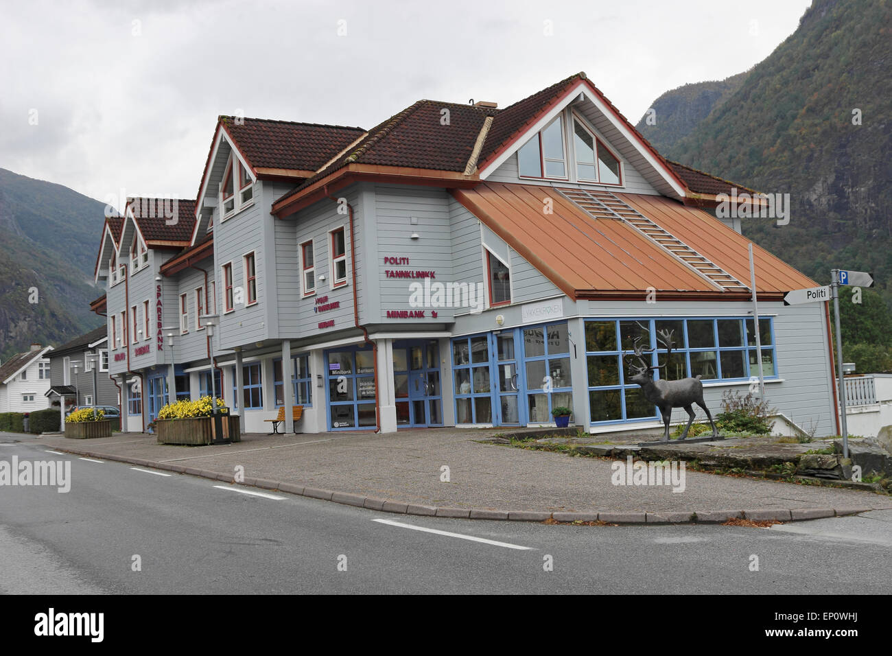 Olden, Norvegia - Polizia e savings bank building Foto Stock