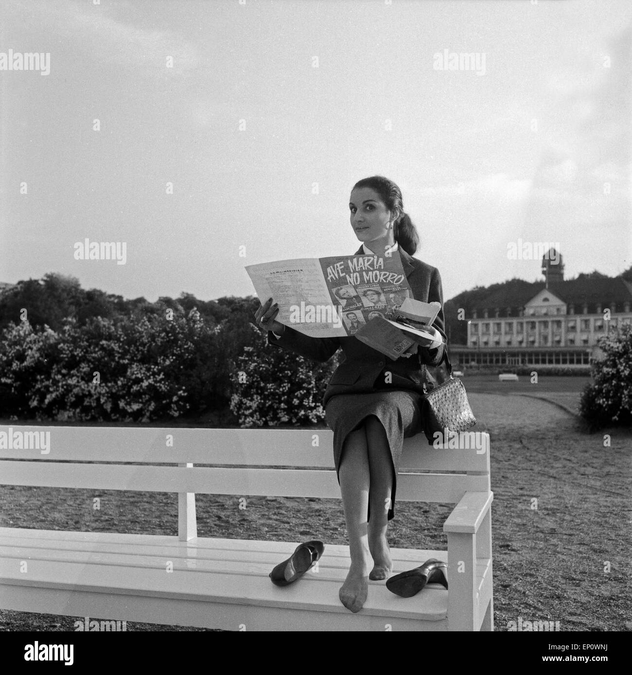 Spanische Sängerin und Schauspielerin Nati Mistral liest das Programmheft zu "Ave Maria No Morro', Amburgo 1956. Peccato spagnolo Foto Stock