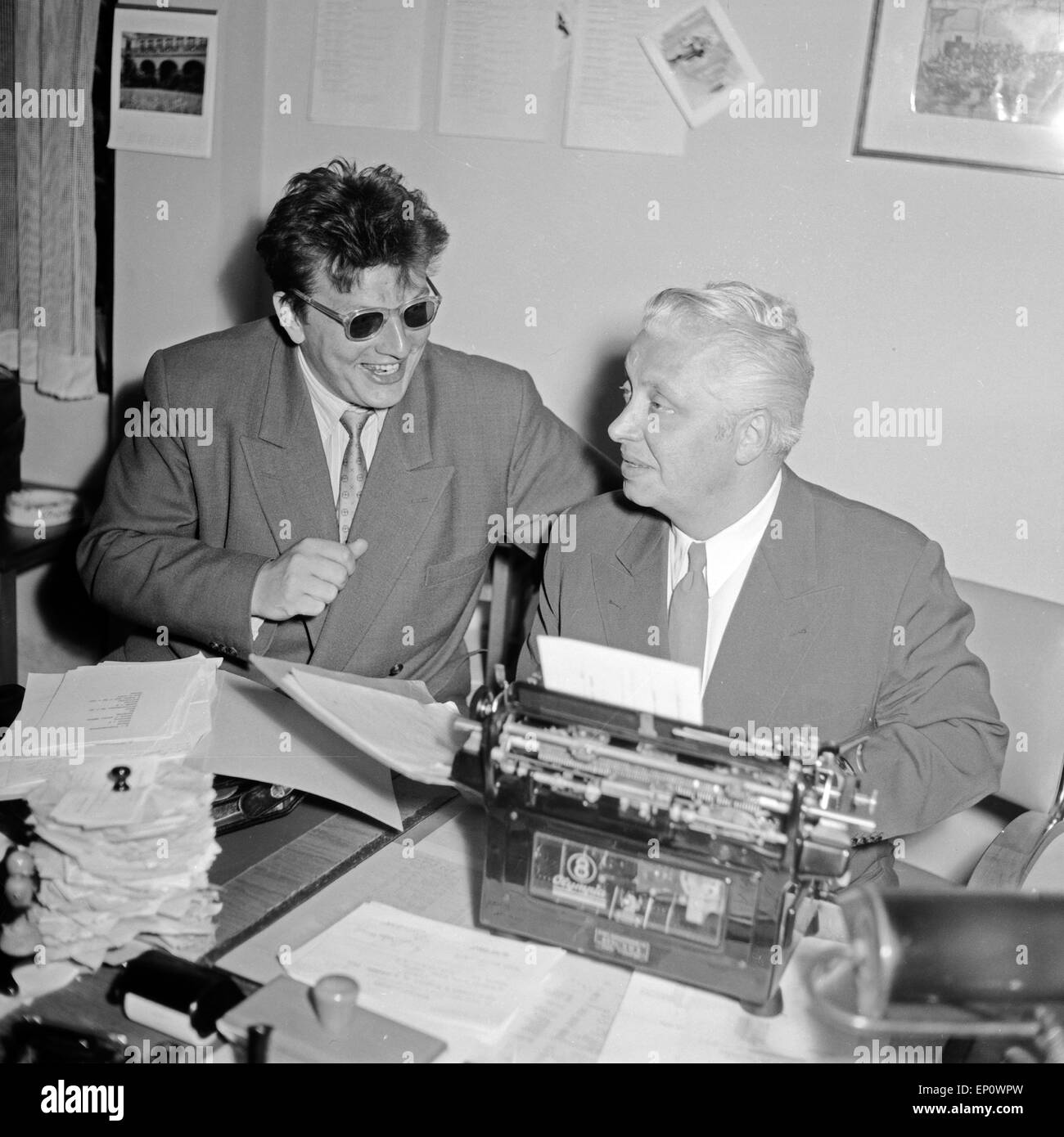 Zwei Männer am Schreibtisch in einem Büro des NDR di Amburgo, einer mit zeitgenössischer Frisur und Sonnenbrille, Der andere un Foto Stock