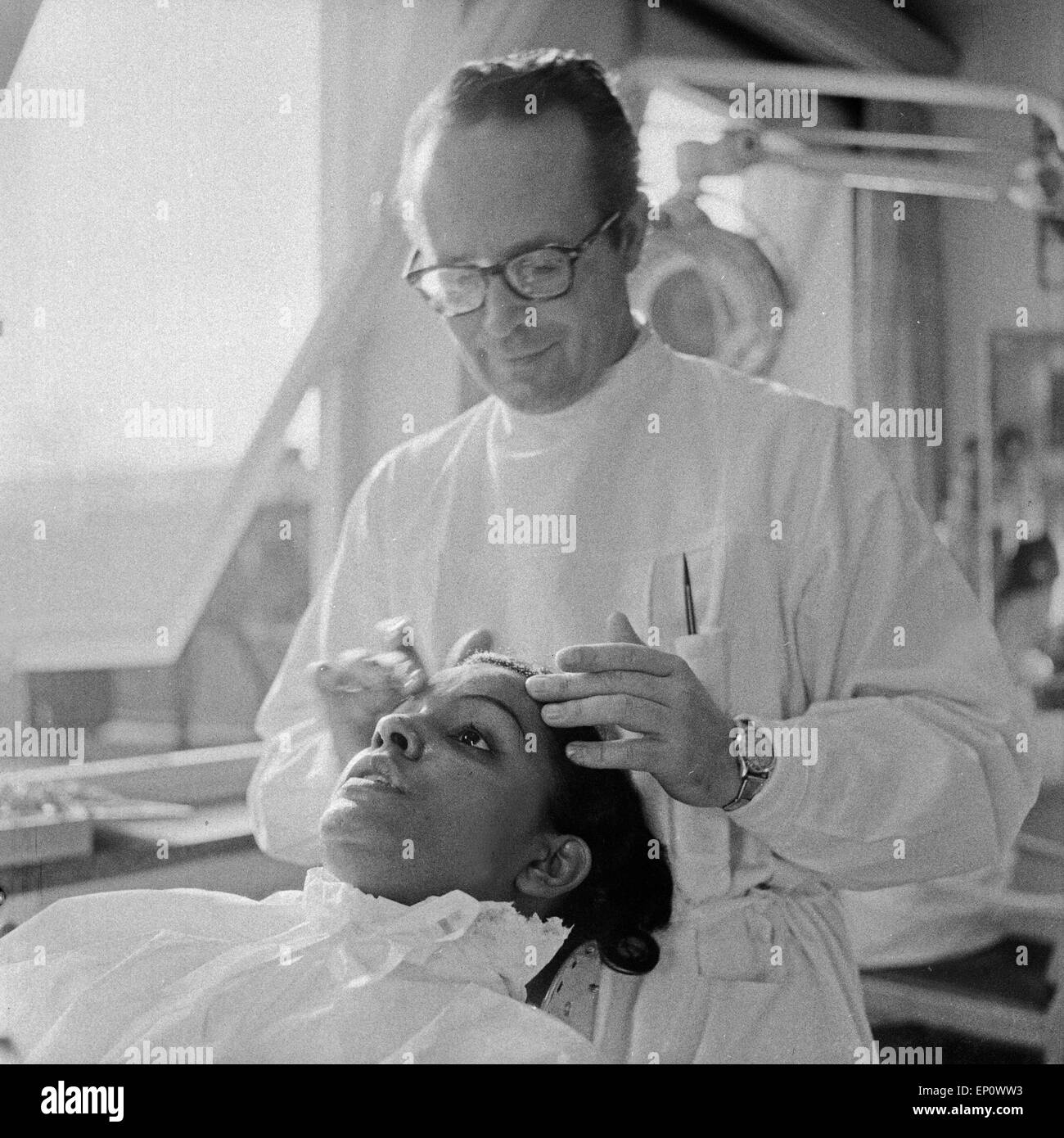 Blues Karibische-, Pop- und Schlagersängerin Mona Baptiste beim Zahnarzt, Deutschland 1950er Jahre. Foto Stock