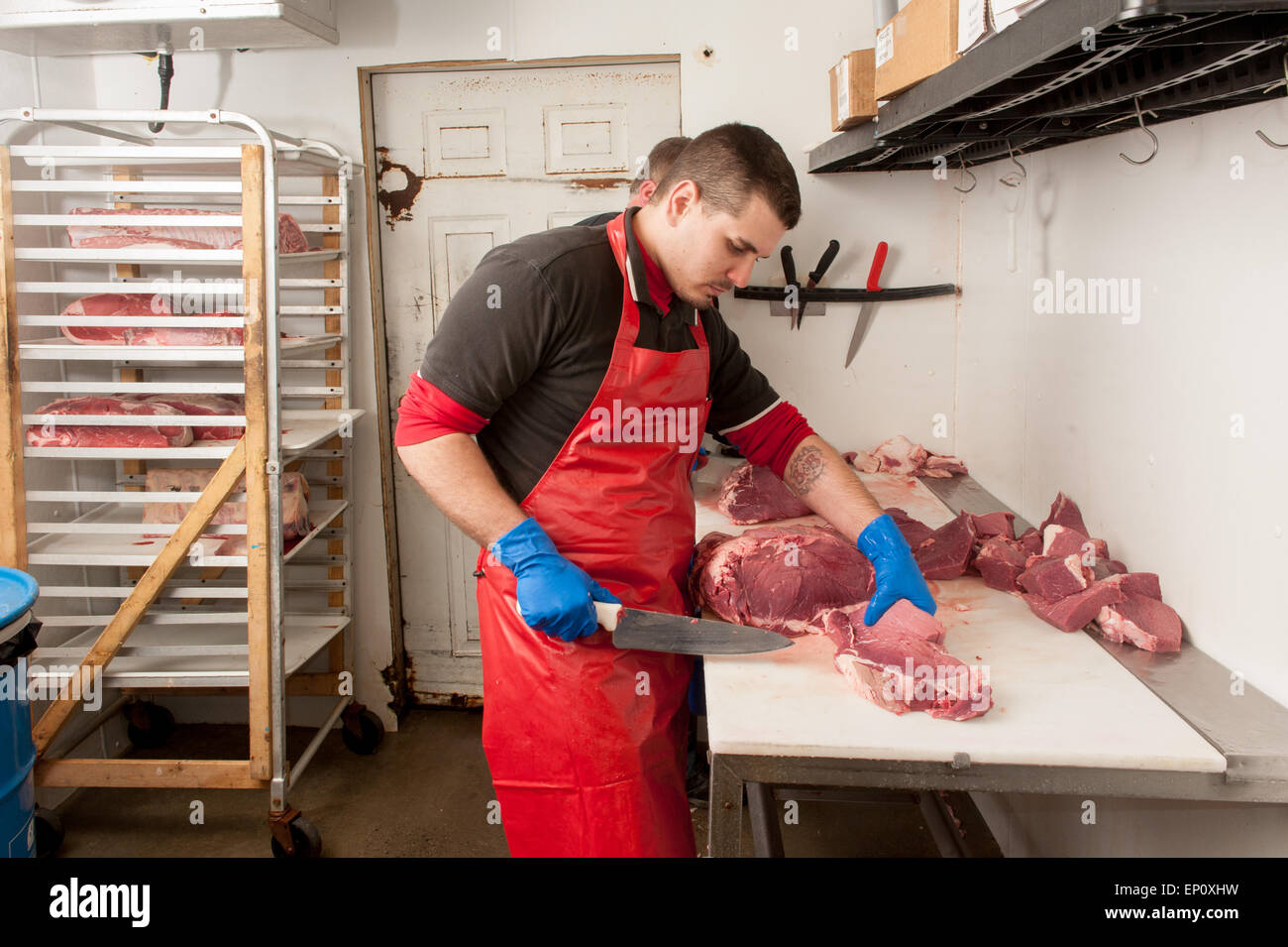 L uomo del taglio della carne per baloney rendendo in Frostburg, MD Foto Stock