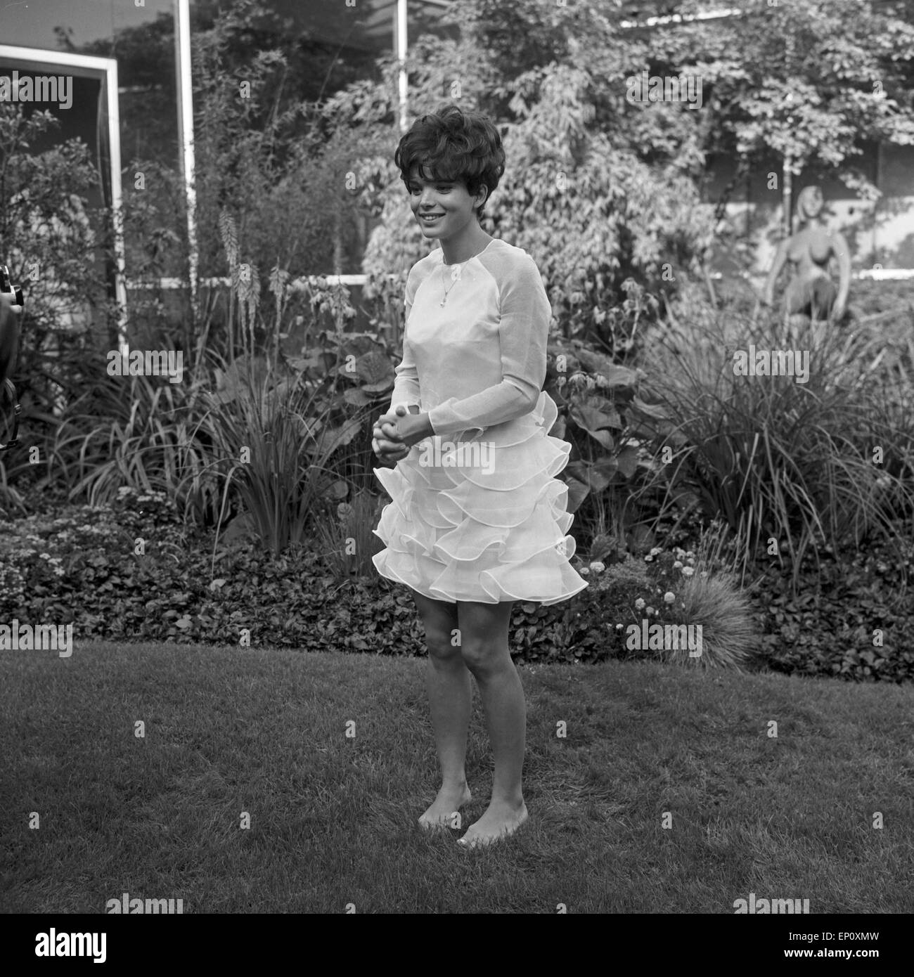 Deutsche Schauspielerin Uschi Glas als Sängerin in der TV Sendung 'Musik  aus Studio B', Deutschland 1960er Jahre. Legge tedesca Foto stock - Alamy