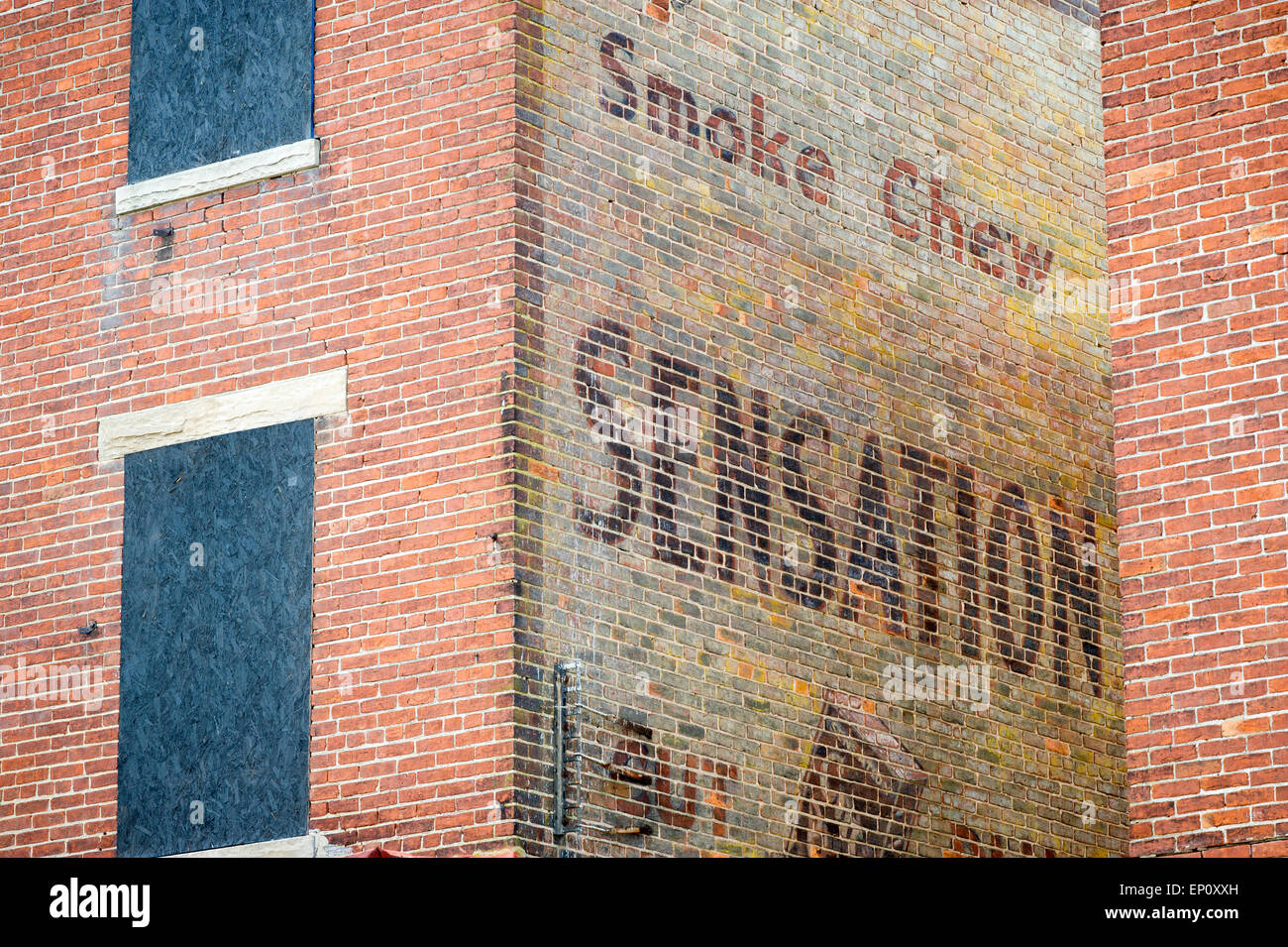 Vecchia pubblicità di sigarette dipinta sulla fiancata di un edificio in mattoni di Cambridge, Maryland Foto Stock