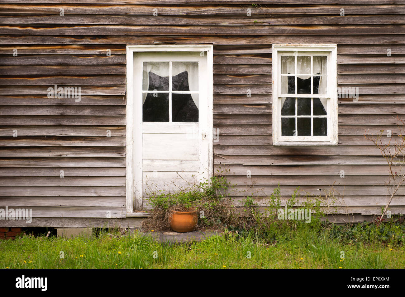 Close-up di casa con vecchi rivestimenti in legno e dipinti di bianco e porta finestra in Chrisfield, Maryland Foto Stock