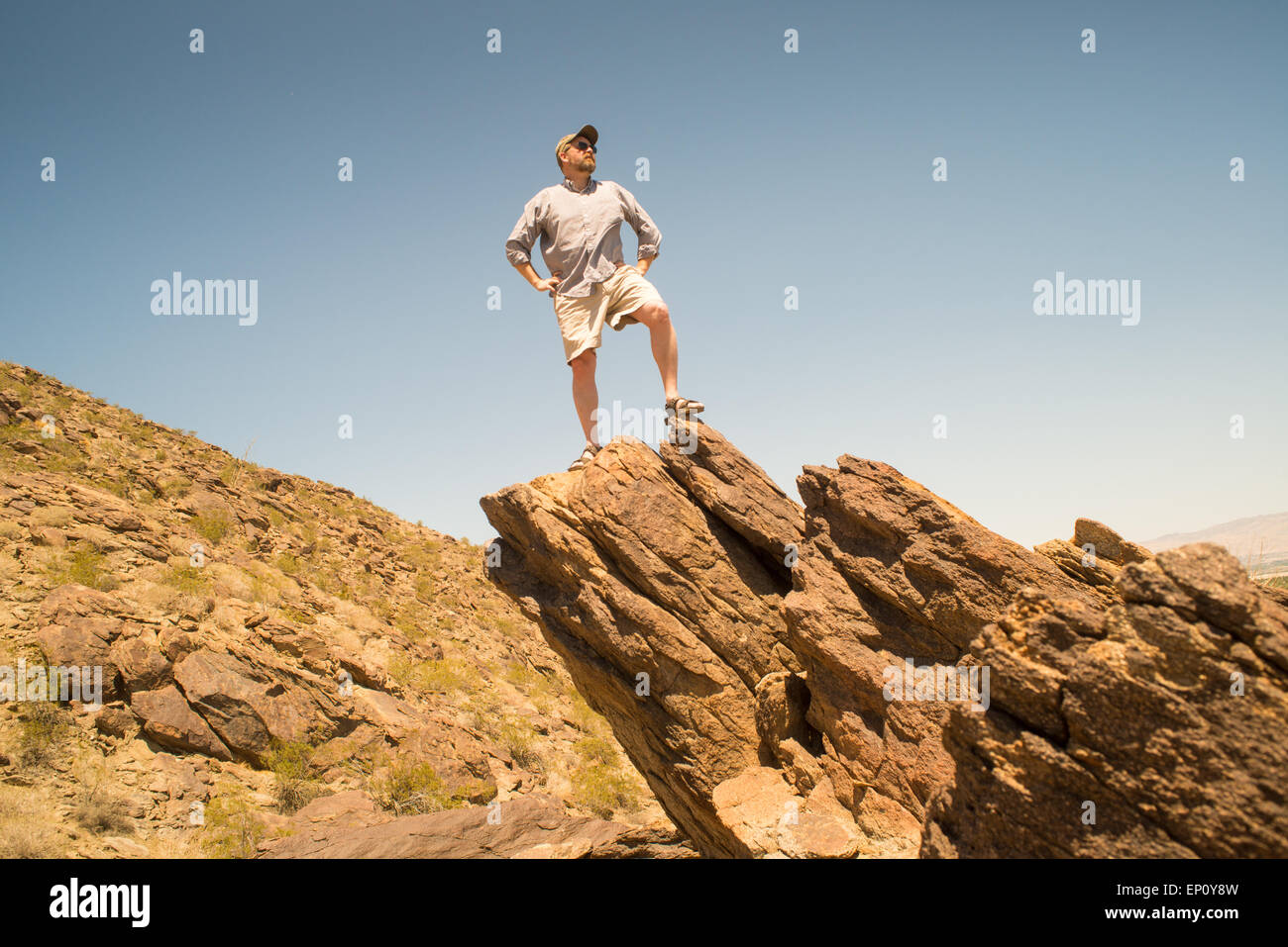 Uomo in piedi sulle rocce vicino a Palm Springs, California Foto Stock
