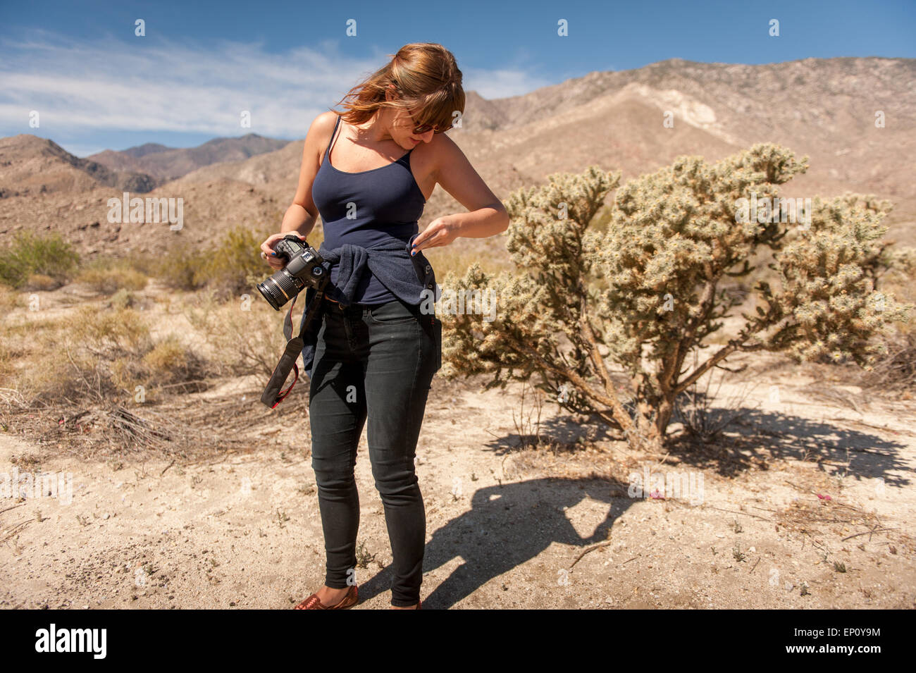 Giovane donna tenere la fotocamera vicino a Palm Springs, California Foto Stock