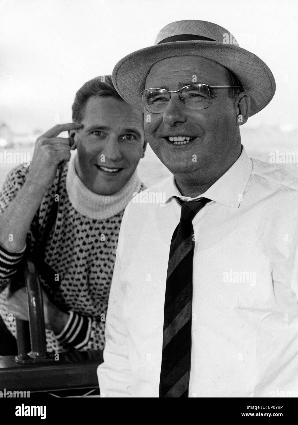 Deutscher Schauspieler, Kabarettist und Synchronsprecher Walter Gross und der Sänger Carl Bay, Amburgo 1960er Jahre. Un tedesco Foto Stock