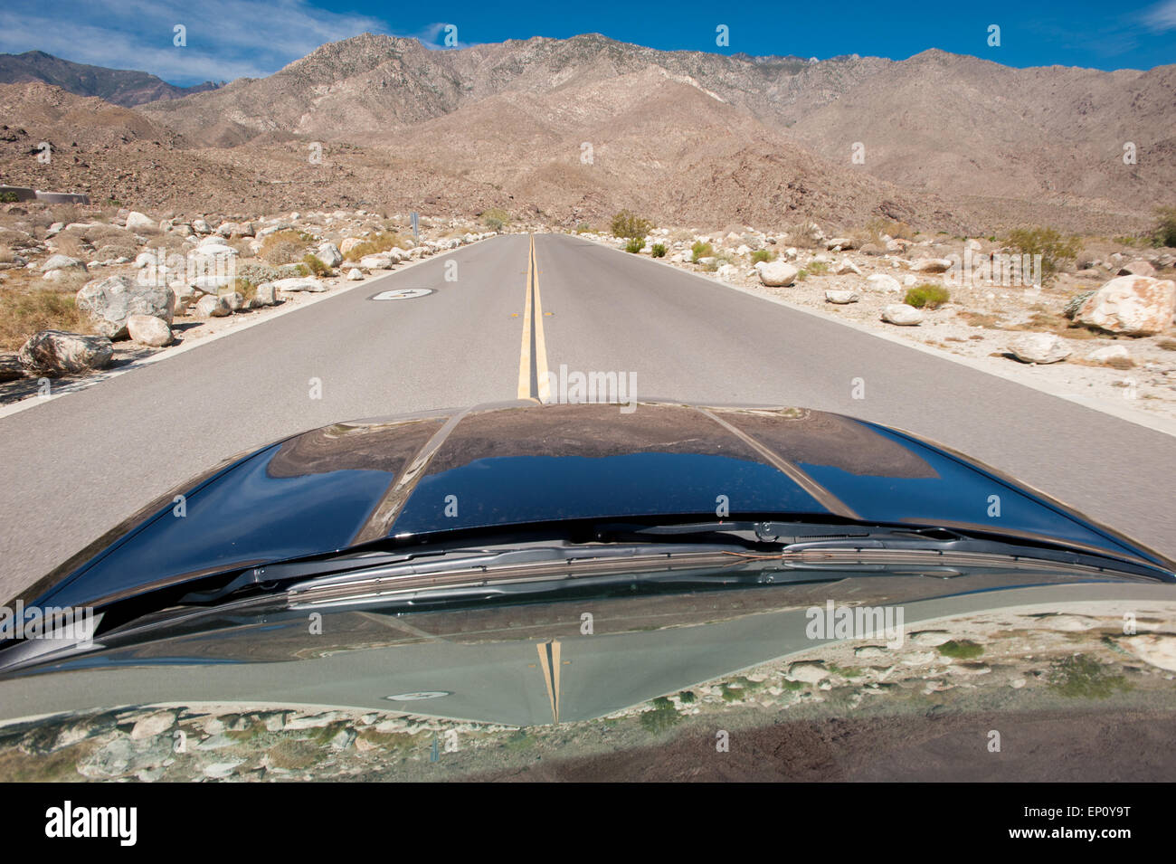 La parte anteriore della vettura ed a metà di una strada vicino a Palm Springs, California Foto Stock
