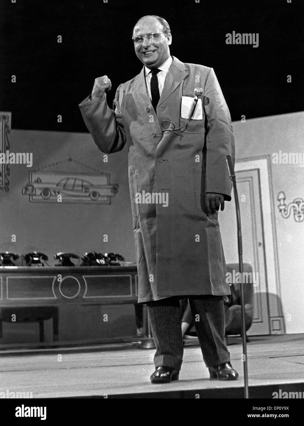 Deutscher Schauspieler, Kabarettist und Synchronsprecher Walter Gross auf der Bühne, Amburgo 1960er Jahre. Attore tedesco, cabaña Foto Stock