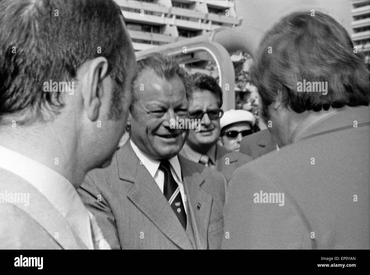 Bundeskanzler Willy Brandt und der Oberbürgermeistre von München, Hans Jochen Vogel, besichtigen das Olympische Dorf zu den spie Foto Stock