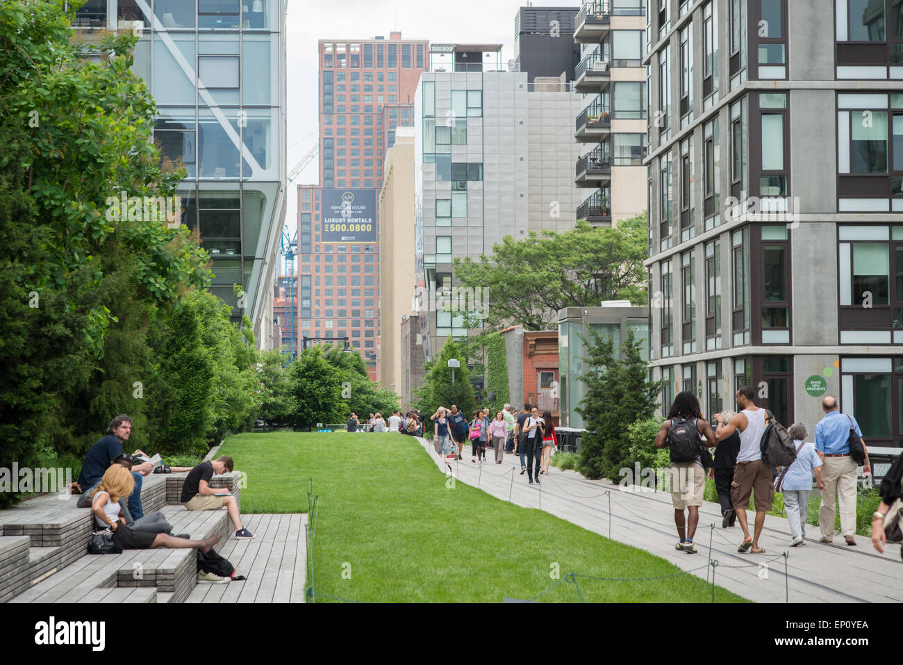 La gente camminare lungo la linea alta nella città di New York, New York, Stati Uniti d'America Foto Stock