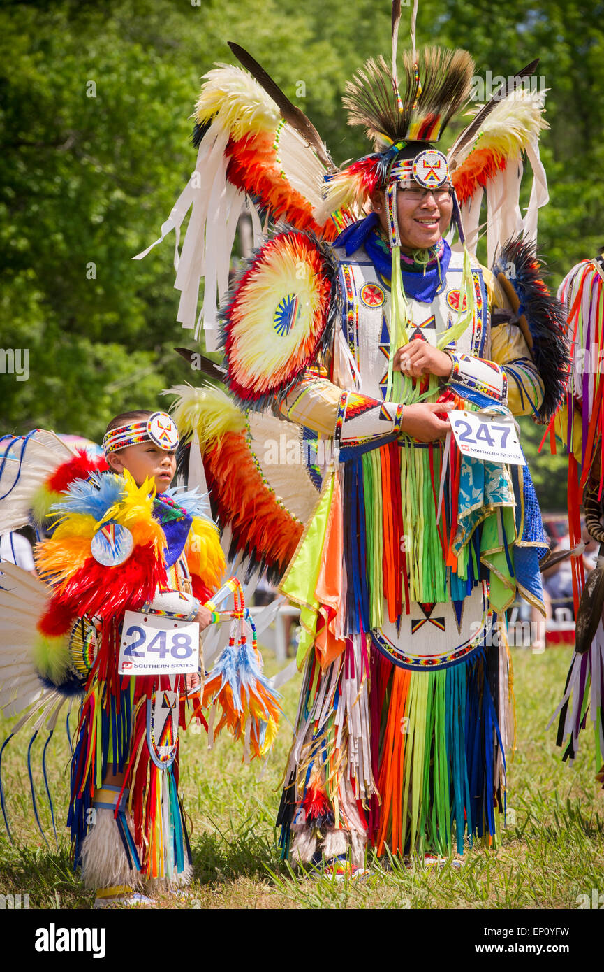 Uomo e ragazzo vestito in North American Indian abbigliamento tradizionale, Cedarville, Maryland, Stati Uniti d'America Foto Stock