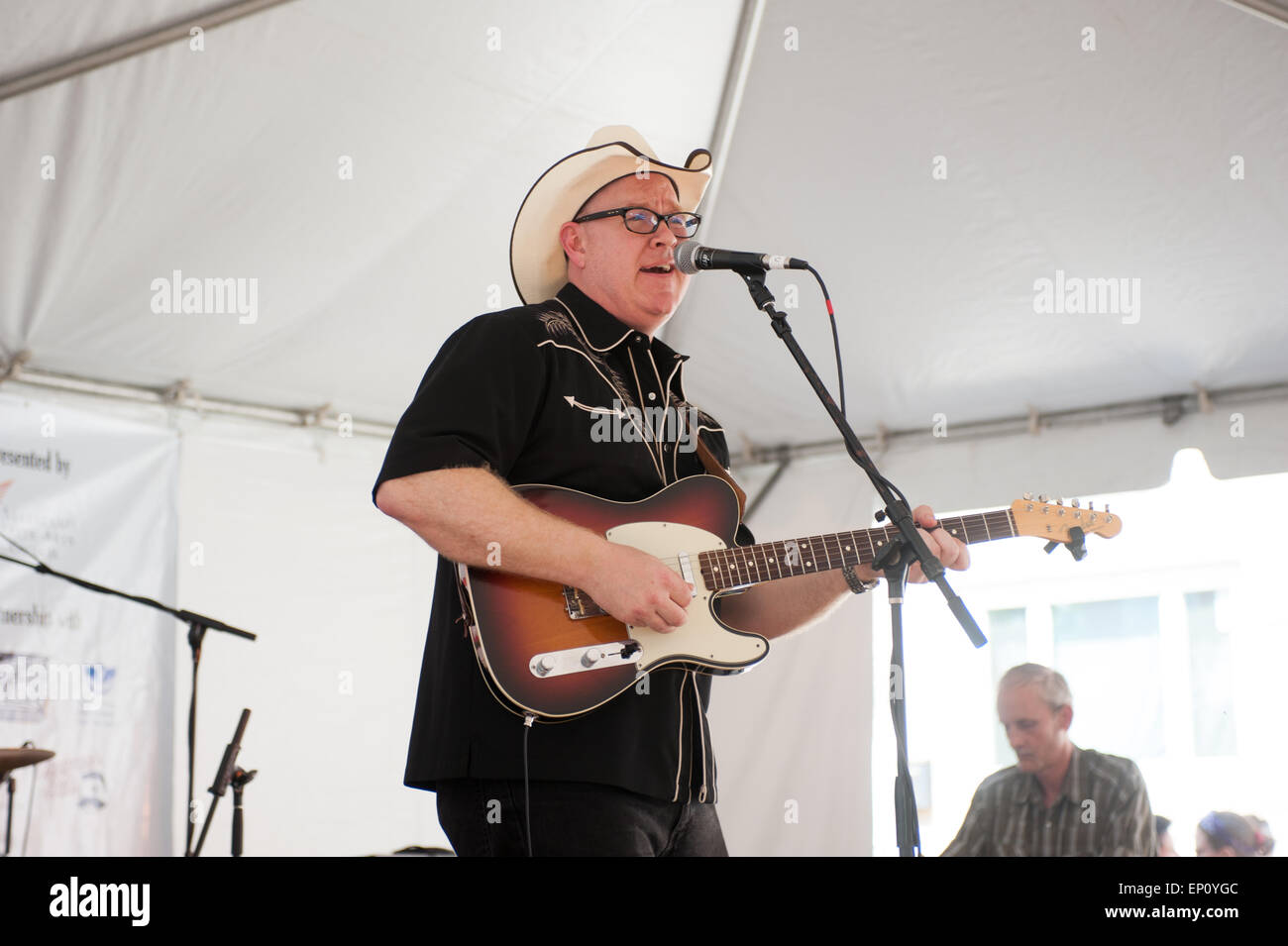Arty Hill cantando e suonando la chitarra in Baltimore, Maryland, Stati Uniti d'America Foto Stock