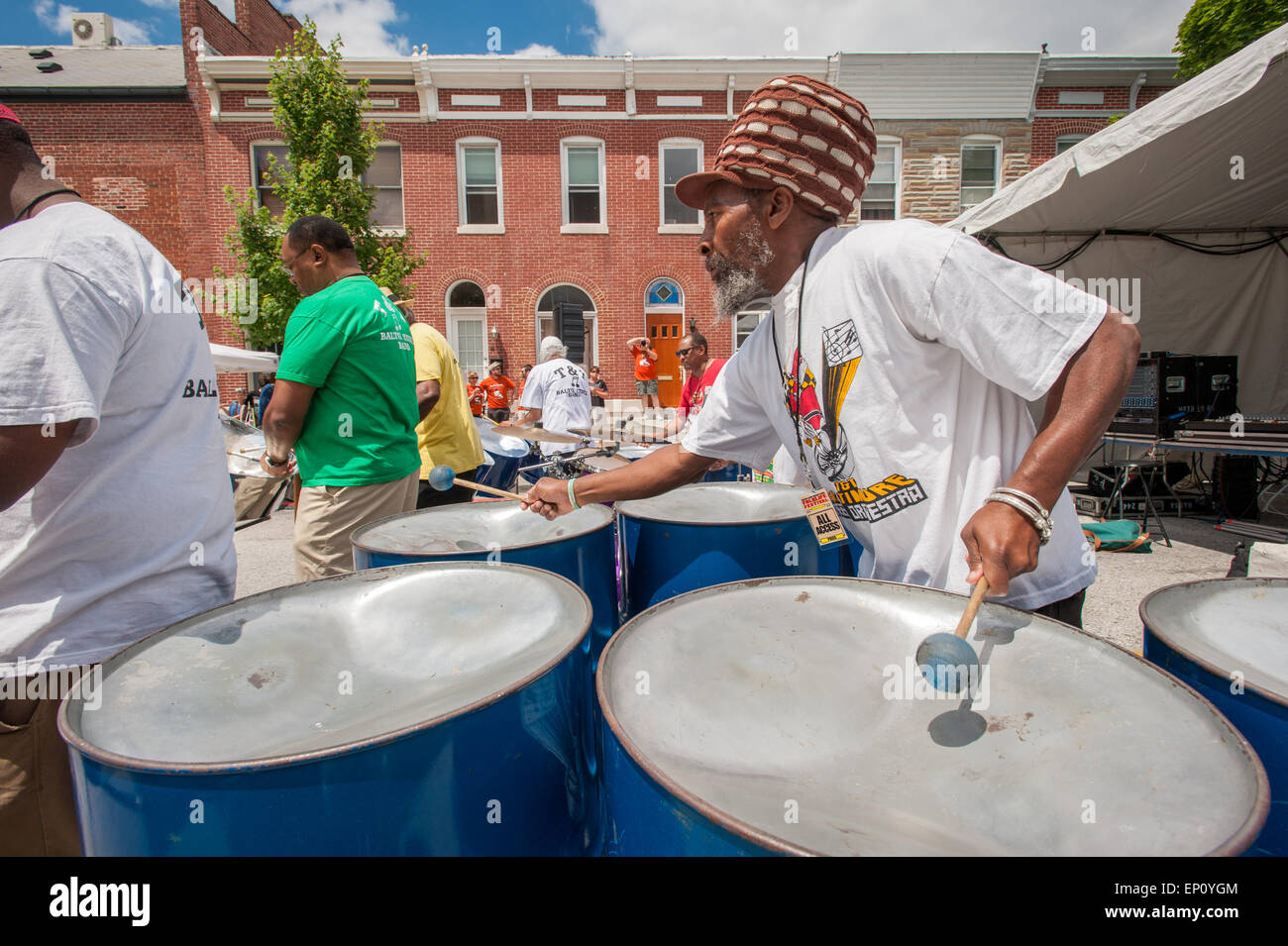 Americano africano di eseguire sui tamburi di acciaio a Baltimore, Maryland, Stati Uniti d'America Foto Stock