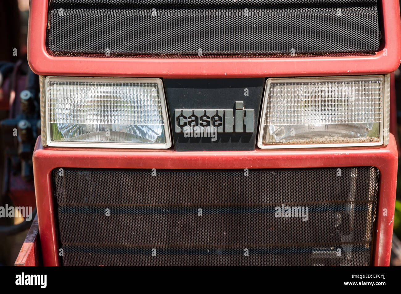 La parte anteriore del trattore rosso in Honesdale, PA. Foto Stock