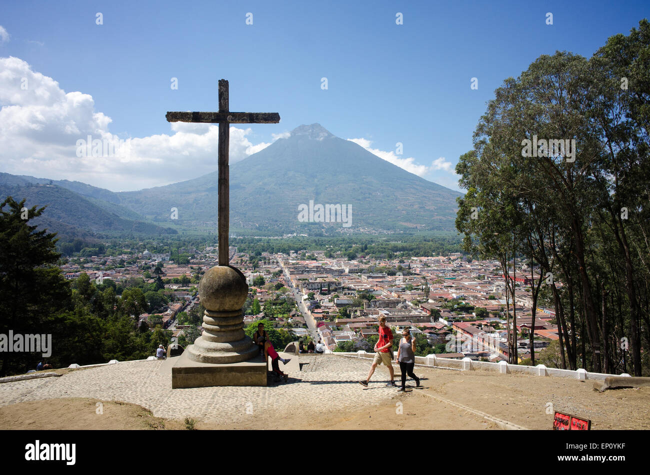 I turisti e i locali di raccogliere al Cerro de la Cruz in Antigua, Guatemala il 1 aprile 2015. Foto Stock