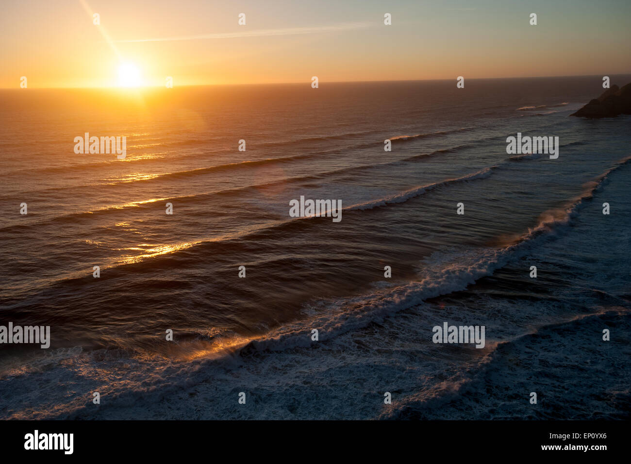 Golden onde che lambiscono la costa dell'Oregon, Stati Uniti d'America Foto Stock