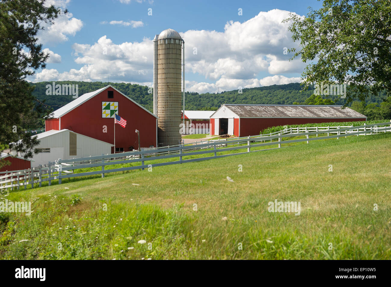 Il bianco e il rosso degli edifici in una fattoria nella contea di Garrett, Maryland, Stati Uniti d'America Foto Stock