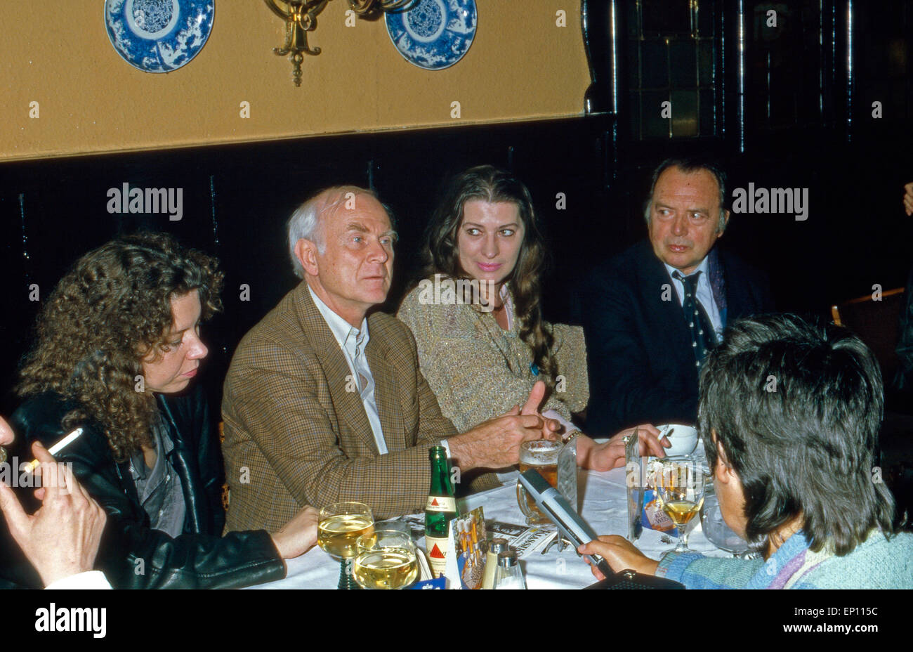 Deutschen Schauspieler Evelyn Hamann, Vicco von Bülow alias Loriot, Margarete Jacobs und sarà Quadflieg bei einem Ristorante Foto Stock