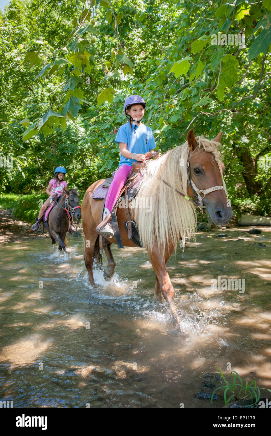 Ragazze trail riding in Walkersville, Maryland, Stati Uniti d'America Foto Stock