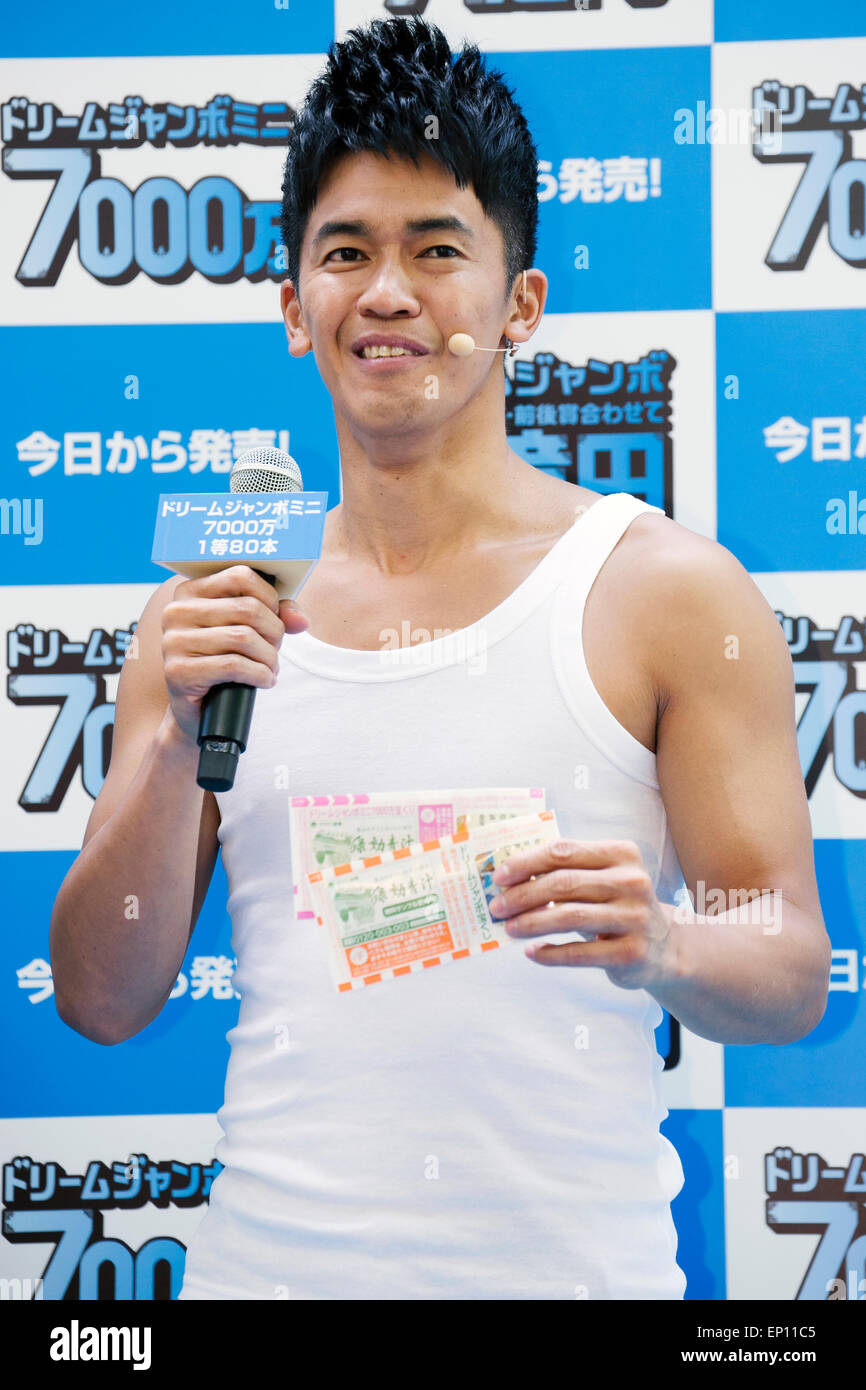 Ex decathlete giapponese in modo Takei, partecipa a un evento stampa per l'avvio dell'annuale "'Dream Jumbo pubbliche lotteria" il 13 maggio 2015 a Tokyo, Giappone. Il primo premio in offerta è di 500 milioni di yen (4,170,854 USD) e i biglietti costano 300 yen (2,50 USD) sono in vendita dal 13 maggio al 5 giugno su tutto il paese. © Rodrigo Reyes Marin/AFLO/Alamy Live News Foto Stock