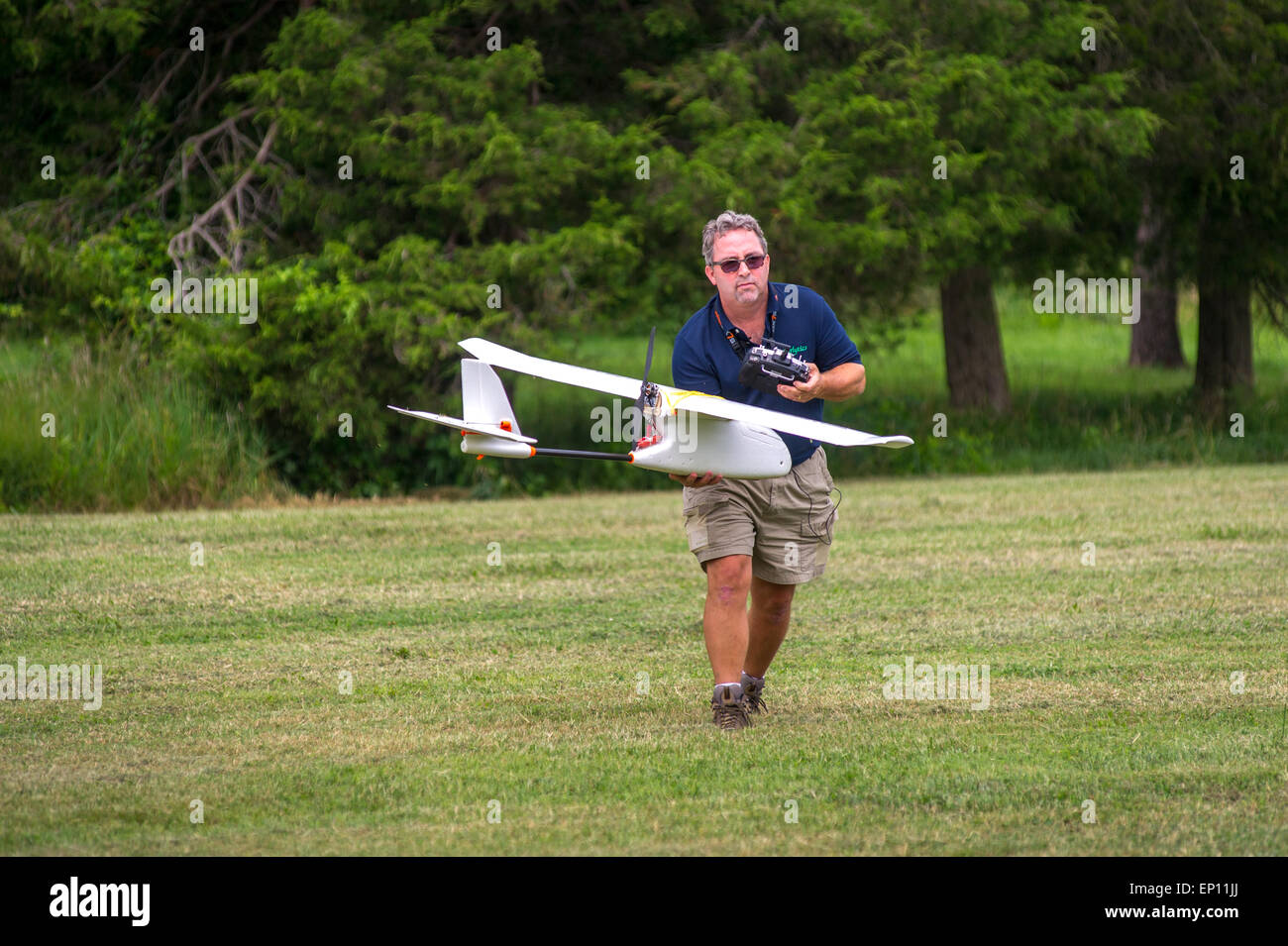 Uomo con grandi styrofoam drone (UAV) (RPA). Foto Stock
