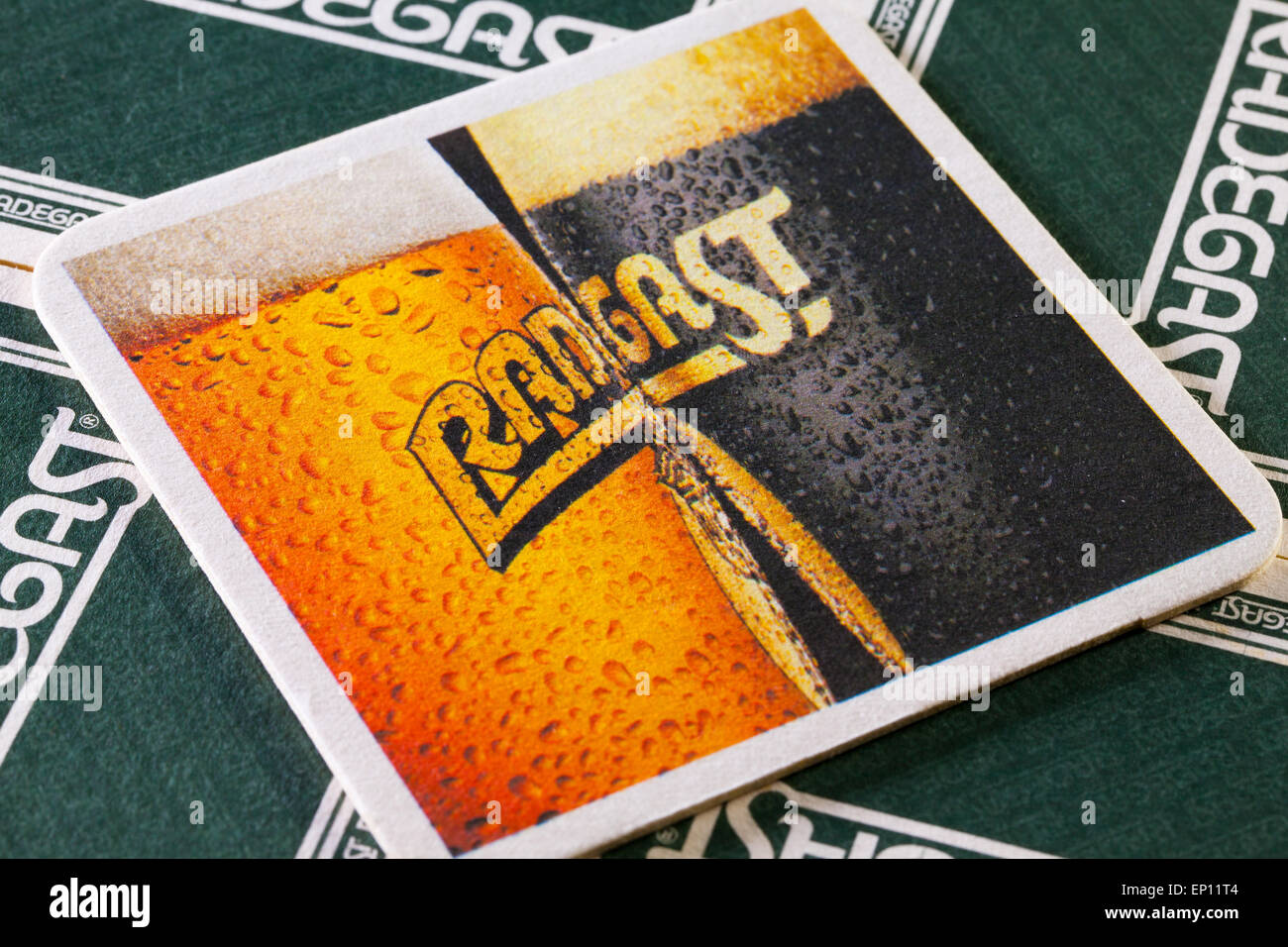 Praga,Republic-December ceca 3,2014:Beermats dalla birra radegast.radegast è una birra ceca prodotta a Nosovice, Foto Stock