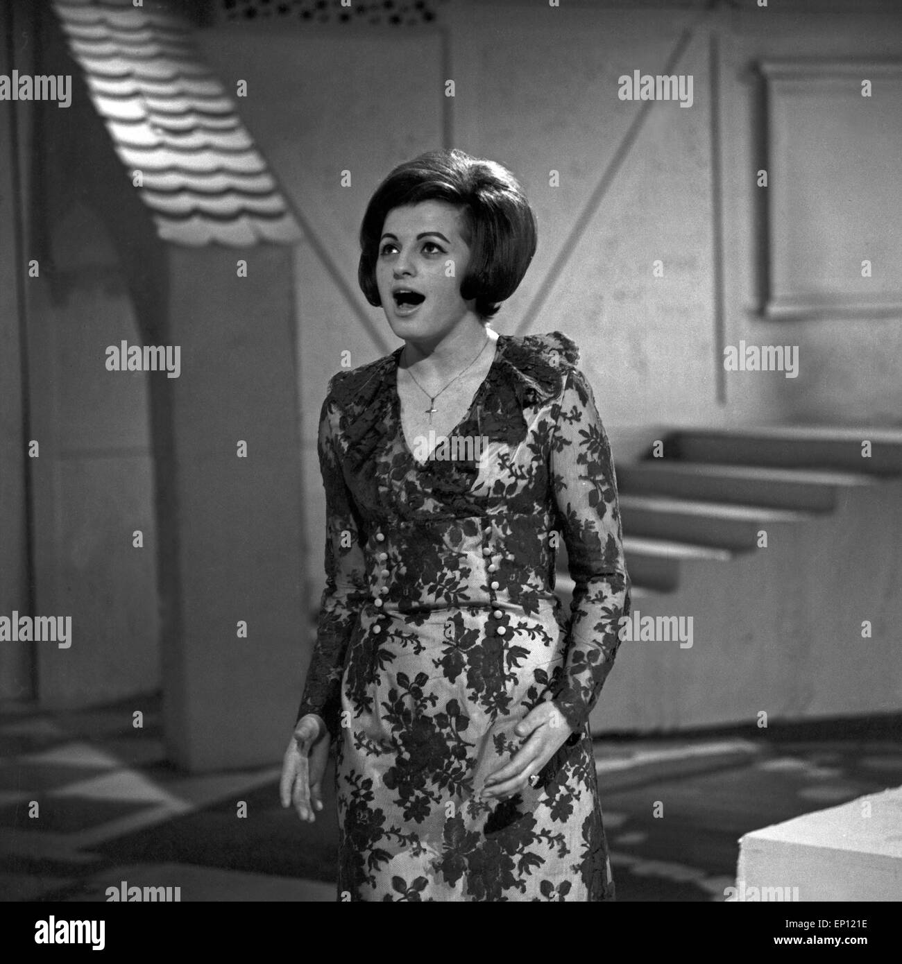 Deutsche Sängerin Ulla Wiesner ad Amburgo, Deutschland Mitte 1960er Jahre. Cantante tedesca Ulla Wiesner a Amburgo, Germania mi Foto Stock