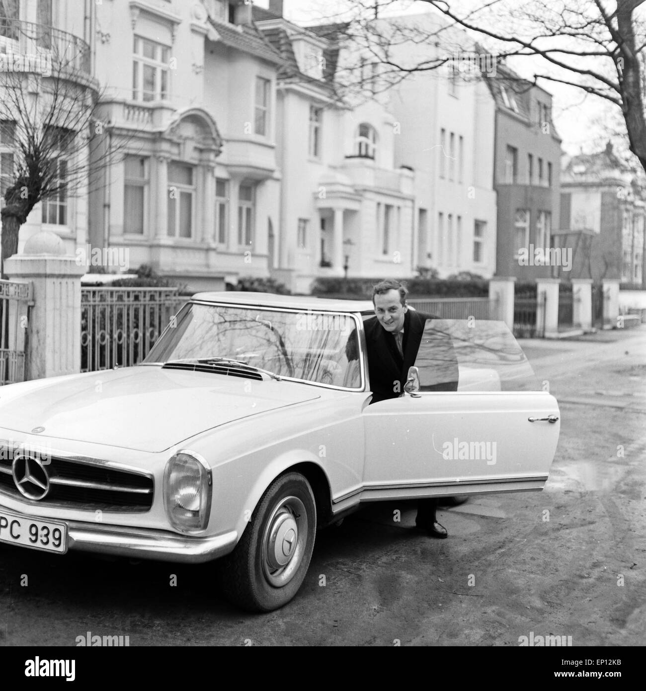 Deutscher Schauspieler Hanns Lothar un seinem Wagen, Amburgo, 1960er Jahre. Foto Stock