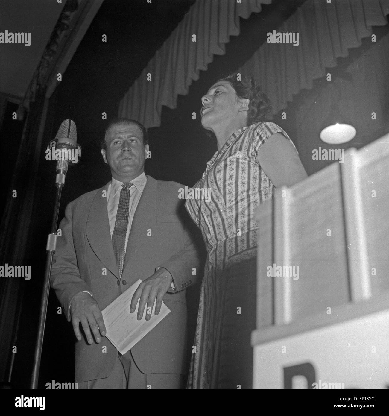 Hans Joachim Kulenkampff moderatore als bei der NDR Bädertournee im Juli 1956 in Heidelberg, Deutschland 1950er Jahre. Sho tedesco Foto Stock