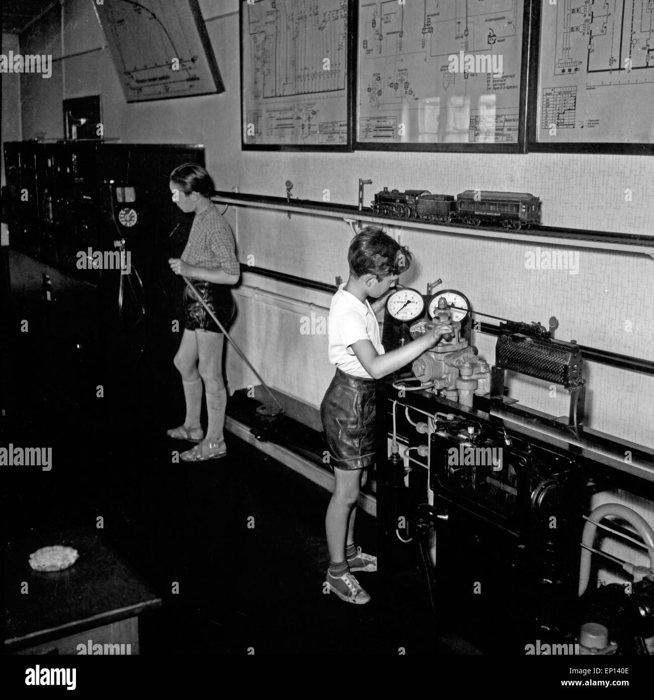 Zwei Jungen in einer Ausstellung des Bahnbetriebswerks Amburgo, Deutschland 1950er Jahre. Due ragazzi a una mostra di Amburgo d Foto Stock