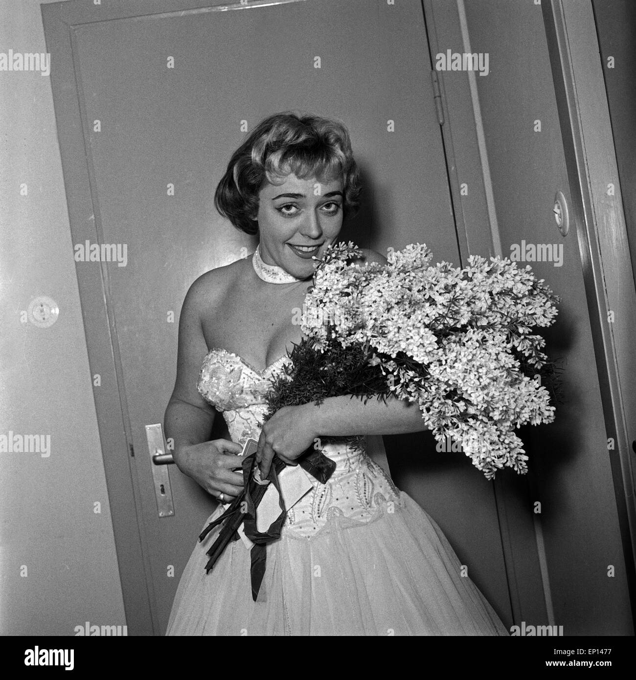 Deutsche Schlagersängerin, Schauspielerin und Jazzsängerin Dany Mann (?) Mit einem Blumenstrauß, Deutschland 1950er Jahre. G Foto Stock