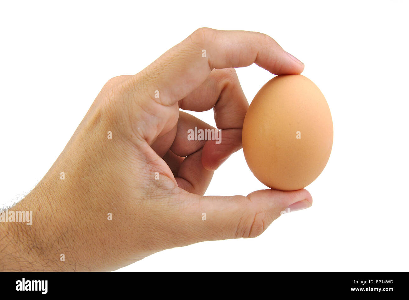 Forma mano d'uomo con un uovo isolato su sfondo bianco Foto Stock