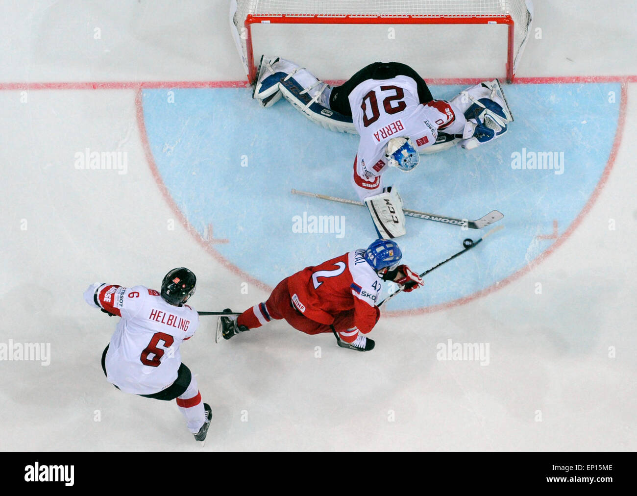 Da sinistra a destra: Timo Helbling della Svizzera, Petr Koukal della Repubblica ceca e il goalie svizzero Reto Berra giocare il puck durante i Campionati del Mondo di Hockey Gruppo a corrispondere a Praga, Repubblica ceca, 12 maggio 2015. (CTK foto/Michal Kamaryt, Vondrou Romano Foto Stock