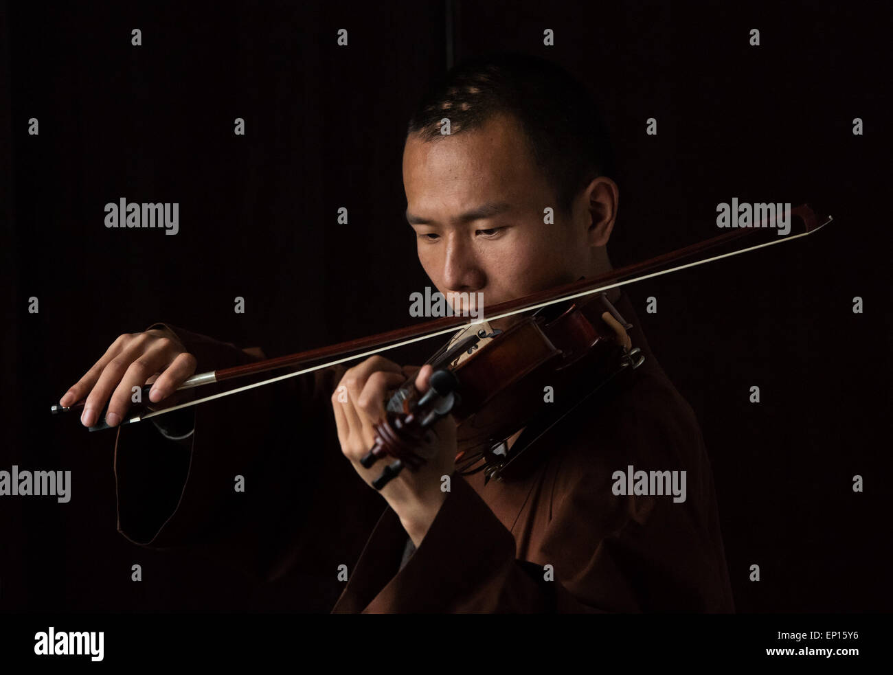 (150513) -- WUHAN, 13 maggio 2015 (Xinhua) -- Un monaco practice violino nel Tempio Tiantai in Hong an County, centrale cinese della provincia di Hubei, 8 maggio 2015. I monaci del tempio Tiantai sono competenti non solo in Buddha dharma ma anche in strumenti orchestrali. Master Wule cominciato a ricostruire il 1400-anno-vecchio tempio Tiantai fin dal 2004. Come un ex musicista ha organizzato il monaco orchestra "Guangxuan' per predicare il Buddismo Zen e la filosofia attraverso la musica nel 2008. I membri dell'orchestra impara a suonare gli strumenti da zero e superare numerose difficoltà. Da attirare i credenti e monaci che ide Foto Stock