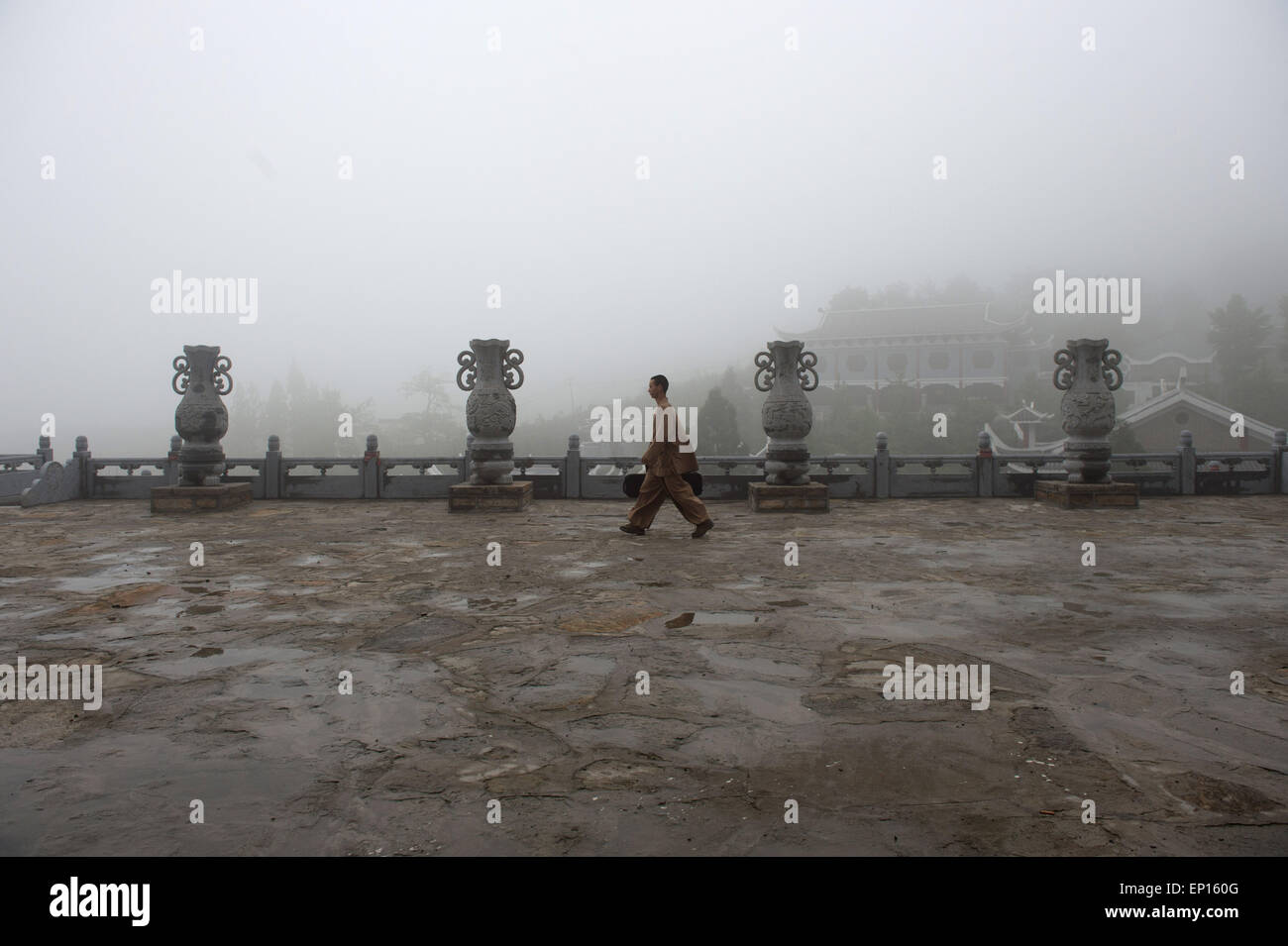 (150513) -- WUHAN, 13 maggio 2015 (Xinhua) -- Un monaco si avvicina al luogo di svolgimento di prove nel Tempio Tiantai in Hong an County, centrale cinese della provincia di Hubei, 8 maggio 2015. I monaci del tempio Tiantai sono competenti non solo in Buddha dharma ma anche in strumenti orchestrali. Master Wule cominciato a ricostruire il 1400-anno-vecchio tempio Tiantai fin dal 2004. Come un ex musicista ha organizzato il monaco orchestra "Guangxuan' per predicare il Buddismo Zen e la filosofia attraverso la musica nel 2008. I membri dell'orchestra impara a suonare gli strumenti da zero e superare numerose difficoltà. Da attirare i credenti un Foto Stock