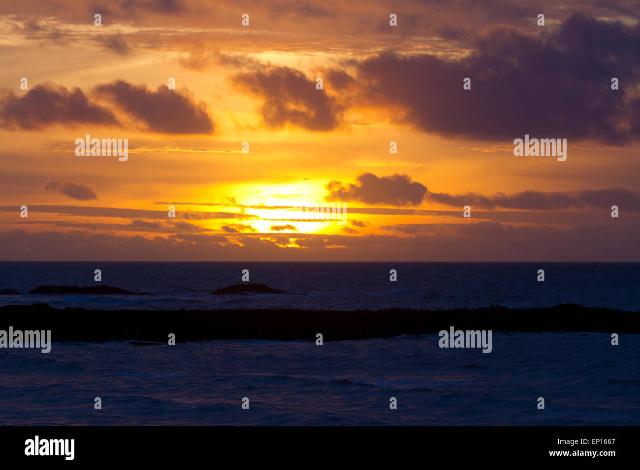 Tramonto sul mare da Aberystwyth, Ceredigion, Galles. Gennaio. Foto Stock