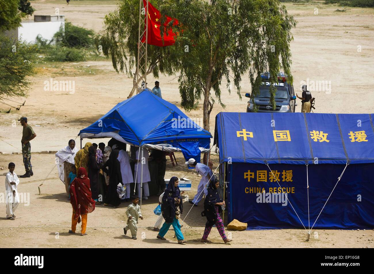 Pechino, Cina. Xv Sep, 2010. Residenti provengono da un ospedale di fortuna stabilito dalla China International Search & Rescue Team in allagato-colpito nella regione del Pakistan, Sett. 15, 2010. Il salvataggio non ha confini nazionali. Non solo in Nepal, Cinese delle squadre di soccorso è stato attivo in molte aree colpite da terremoti e altre calamità naturali in Cina, insieme con i paesi stranieri come l' Algeria, Iran, Indonesia, Pakistan, Haiti, la Nuova Zelanda e il Giappone. © Zhou Lei/Xinhua/Alamy Live News Foto Stock